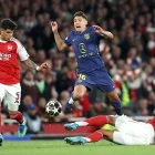 Gabriel y Piero Hincapié del Arsenal, frenan a Nahuel Molina del Atlético de Madrid.