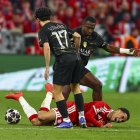William Pacho (de pie a la derecha) en una de las acciones del cotejo en el que su equipo, el PSG, venció al Bayern Munich.