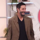 El actor y músico canadiense de 61 años, Keanu Reeves, es acogido por un público que valora su forma sencilla de vivir.
