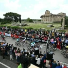 Ciclistas espera el inicio de la sexta etapa del 109º Giro de Italia.