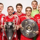 Jugadores del Bayern Múnich posando con los títulos obtenidos