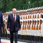El presidente ruso Vladimir Putin y el presidente chino Xi Jinping pasan revista a la guardia de honor en el Gran Salón del Pueblo en Pekín, China, este miércoles.