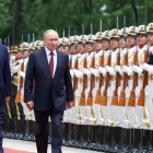 El presidente ruso Vladimir Putin y el presidente chino Xi Jinping pasan revista a la guardia de honor en el Gran Salón del Pueblo en Pekín, China, este miércoles.