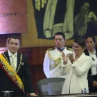 El presidente Daniel Noboa, tras dar el informe a Ecuador, es aplaudido por la vicepresidenta María José Pinto.