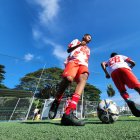 En la Escuela Refinería (i) coincidentemente los uniformes son blanco y rojo, como el Arsenal de Hincapié.