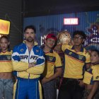 La canción llega acompañada de un videoclip filmado entre Quito y Guayaquil, en el que participan figuras del deporte, la televisión, las redes sociales y la cultura popular.