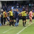 El DT argentino Cristian Nasuti gesticula desde el banquillo de suplentes en el partido que Emelec se impuso 1-0 a la Universidad Católica.