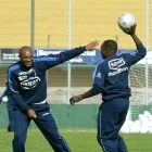 Raúl Guerrón bromeado con Walter Ayovi en la Tri del 2002.