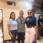 De izquierda a derecha, Yuri Colorado, el presidente Daniel Noboa y Roberta Zambrano durante un encuentro político en Esmeraldas.