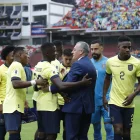 Alfaro se reencontró con los jugadores de Ecuador en el duelo ante Paraguay por eliminatorias.