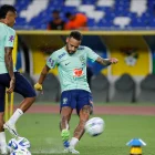 Neymar se alista para competir su cuarto Mundial de Fútbol.