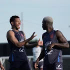 Gonzalo Plata y Moisés Caicedo bromeando en el entrenamiento de Ecuador.