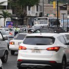 Realidad. Desde las 17:00, la avenida registra una alta afluencia vehicular; sin embargo, el congestionamiento es evidente, principalmente por la circulación de buses y vehículos particulares.
============01 Título especiales bold negro 85pts (36536681)============
C