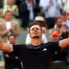 El desahogo de Alexander Zverev fue evidente tras el último punto que lo proclamó campeón de Roland Garros.