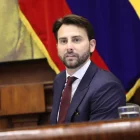 La salida de Niels Olsen ocurre tras ser anunciado por ADN como precandidato a la Prefectura del Guayas.