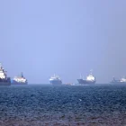 Embarcaciones cruzando el estrecho de Ormuz.