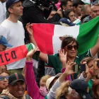 Hinchas de México alientan a su selección previo a su debut ante Sudáfrica.