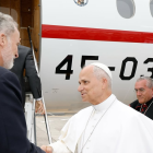 El rey Felipe VI cedió su avión para que trasladen al papa a Roma.