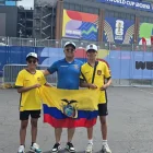 Ecuatorianos en el Lincoln Financial Field de Filadelfia: Franklin Benavides junto a sus hijos, Franklin José y Josué Derian.