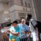 Jordy Caicedo y los hinchas de la Tricolor que lo recibieron a su regreso a Columbus.
