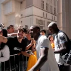 John Yeboah Zamora y Moisés Caicedo con los hinchas en Columbus.