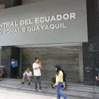 Personas caminan al pie del edificio del Banco Central de Ecuador, en Guayaquil.