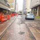 Obras en el centro de Guayaquil dejan al descubierto rieles históricos.