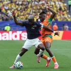 Enner Valencia disputa un balón con un rival de Costa de Marfil.