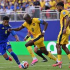 Livano Comenencia de Curacao y Enner Valencia de Ecuador en Kansas City.