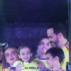 El ultraderechista Abelardo de la Espriella ganador de la segunda vuelta presidencial de este domingo en Colombia celebra con su familia