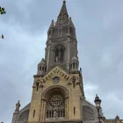 En la imagen, fachada de la iglesia decimonónica en la que han anidado dichas aves, en el barrio parisino de Ménilmontant.