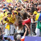 El técnico ecuatoriano Sebastián Beccacece abrazado por los hinchas que lo resistían.