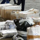 Una foto referencial que muestra la cantidad de cintas que se pone en las cajas para enviar.