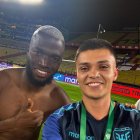 El influencer ecuatoriano Bocha Deportes no estará en el estadio Azteca. En la foto junto a Enner Valencia,