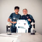 Frangoy Zambrano nuevo jugador de Liga de Quito e Issac Álvarez presidente del equipo.