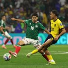 Obed Vargas (c) de México disputa un balón con Kendry Páez (d) de Ecuador en el reciente partido donde la Tri quedó eliminada del Mundial.