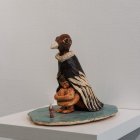A través de la escultura, el artista entra en diálogo con los ritmos, residuos y fluctuaciones del Machángara.