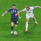 Lionel Messi (i) supera la marca de Harry Kane.