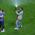 El director técnico argentino Lionel Scaloni se fundió en un abrazo de felicitación con Lionel Messi tras la derrota ante los inlgeses.