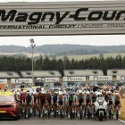 Los ciclistas recorren el Circuito Nevers Magny-Cours durante el inicio de la etapa 12 del Tour de Francia.