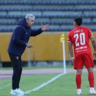 Tiago Nunes dirigiendo Liga de Quito en su último partido ante Universidad Católica, el miércoles, donde perdió 1-0.