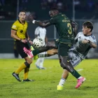 Luca Klimovicz (d) es el goleador de Emelec con 4 goles, en 19 fechas disputadas de la LigaPro.