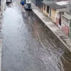 Acumulación de agua en una intersección de la calle 10 de Agosto.