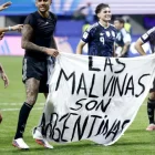 Jugadores argentinos con una pancarta  "Las Islas Malvinas son argentinas"