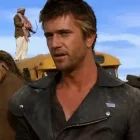 Mike Preston (izquierda), junto a Mel Gibson, durante el rodaje de 'Mad Max 2, el guerrero de la carretera'.