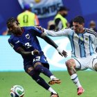 El delantero de Cabo Verde Sidny Lopes Cabral (i) en una de las acciones del partido contra Argentina en octavos de final.