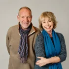 Los actores Tom Chadbon y Lalla Ward en 2013, reunidos para grabar el audiodrama de Doctor Who "The Paradox Planet" con Big Finish Productions.