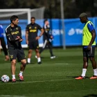Moisés Caicedo (d) junto al entrenador Xabi Alonso, en la práctica de Chelsea.