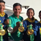 Jefferson Pérez (centro) nuevo presidente del COE junto a varios deportistas de Ecuador.
