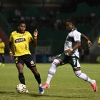 Barcelona y Liga de Portoviejo jugando en el estadio Reales Tamarindos de Portoviejo.